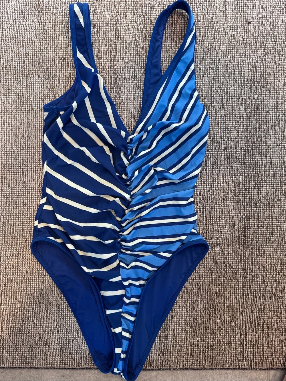 SOLID & STRIPED classic neck